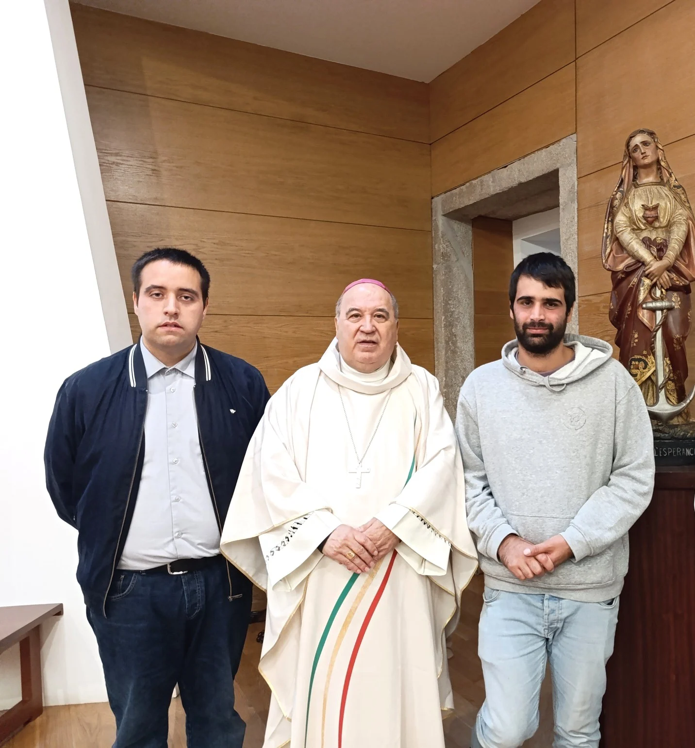 Jovens Alexandre E Eduardo Com O Bispo