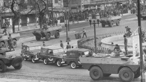 Aglomeração Militar E Civil Durante A Crise De 25 Novembro 1975 No Rossio