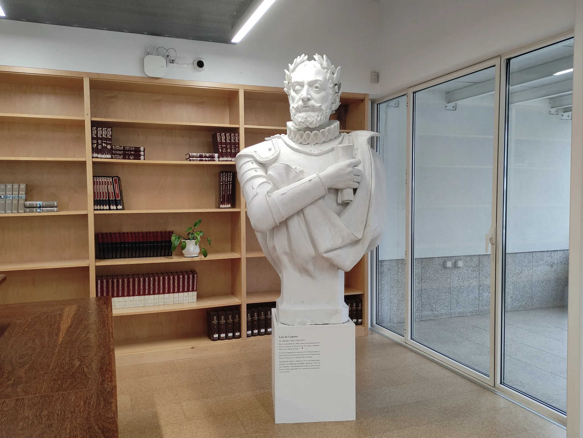 Busto De Camões Em Gesso Na Biblioteca Municipal De Viseu