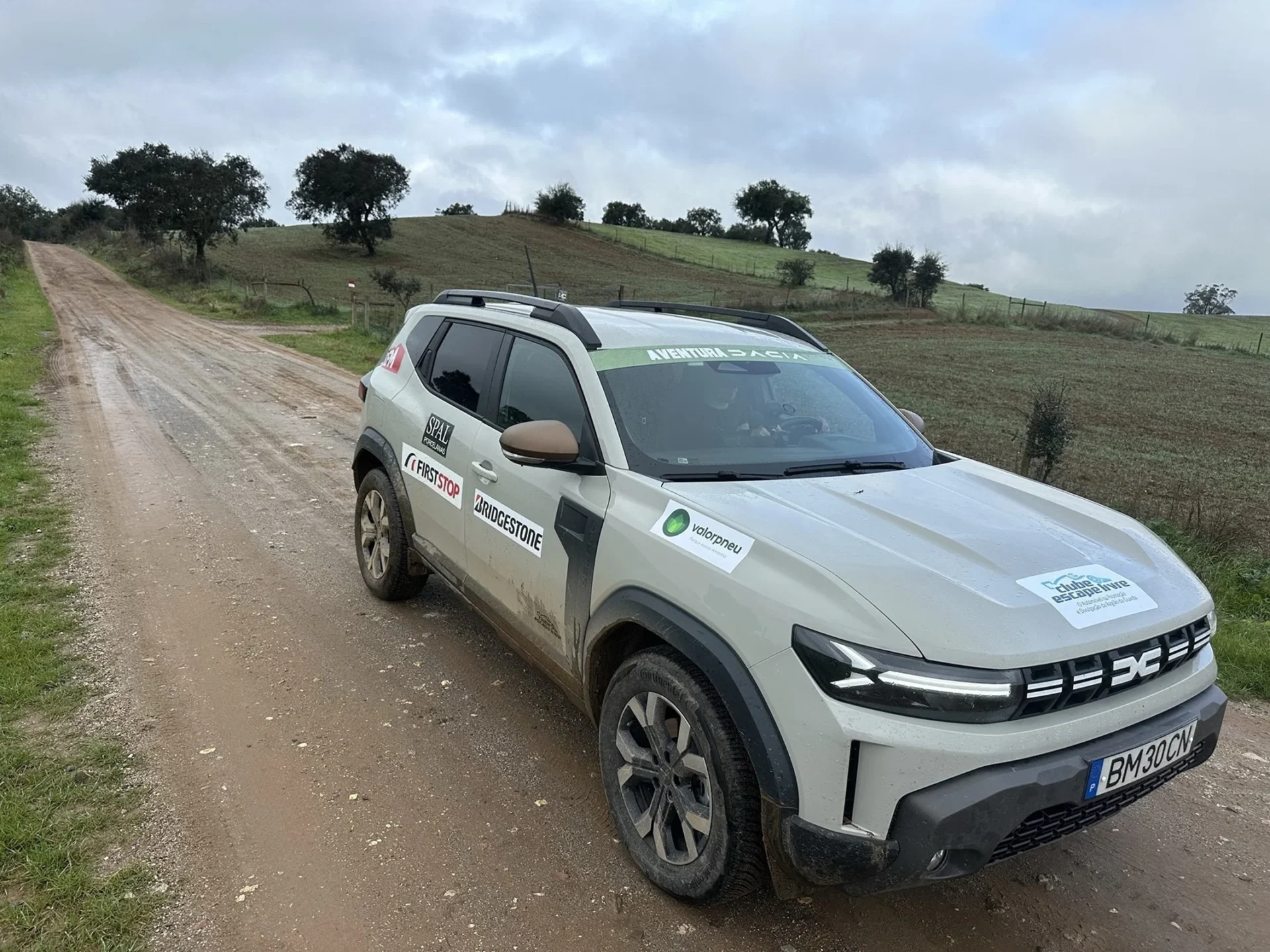 Automobilismo Aventura Dacia Vai Do Norte Ao Sul E Assenta Arraiais No Alentejo Foto Cel
