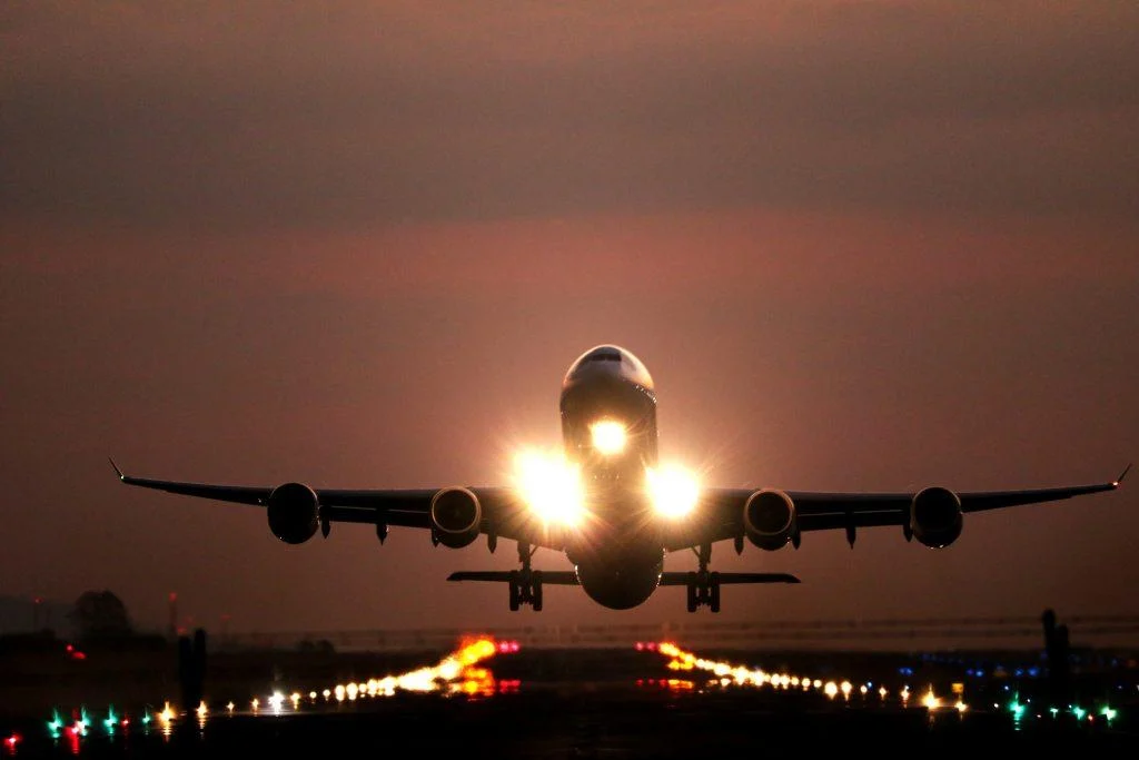 Avião à Noite