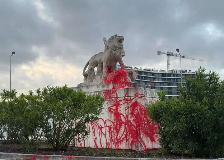 Leão Vandalizado