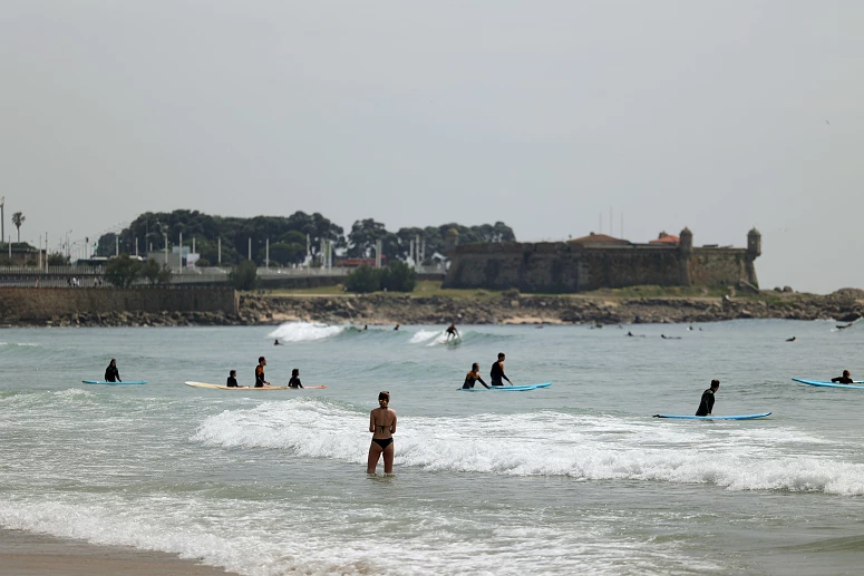 Praia Com Pessoas 2