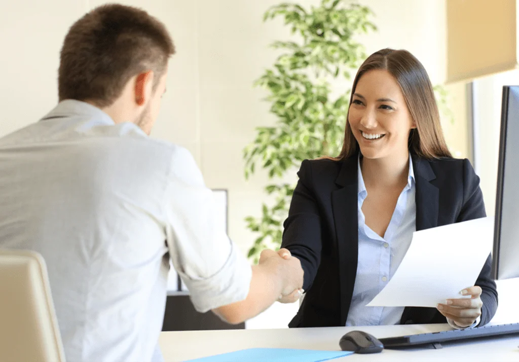 Pessoas Em Entrevista De Emprego Sorrindo 1 1024x714