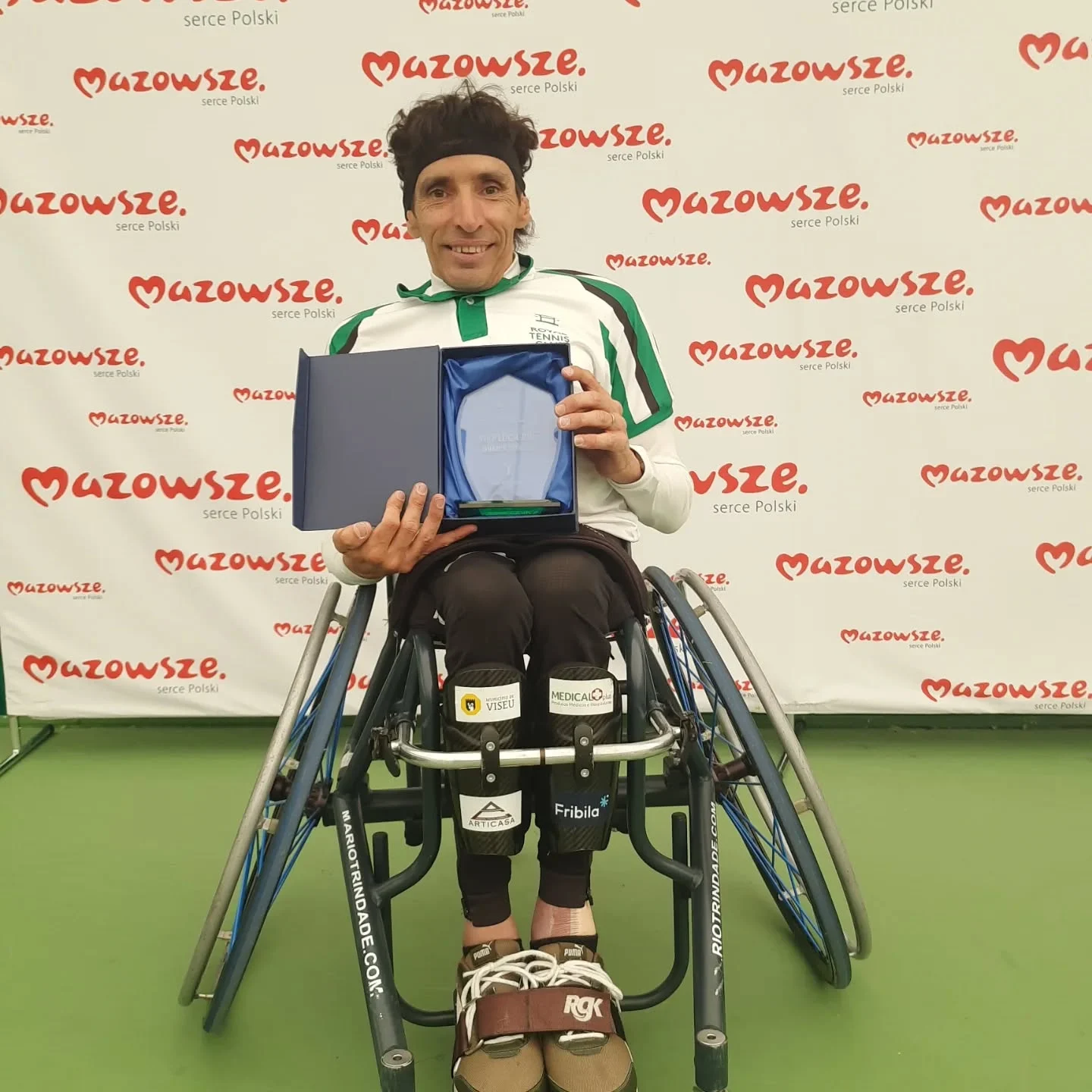 Tenista Em Cadeira De Rodas Mário Trindade Exibe Com Orrgulho O Troféu Conquistado Na Polónia Foto Mt