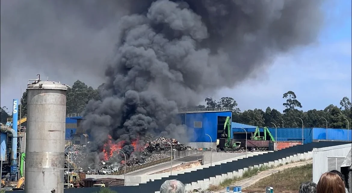 Incendio Em Gaia Chamas Porto Dcdv