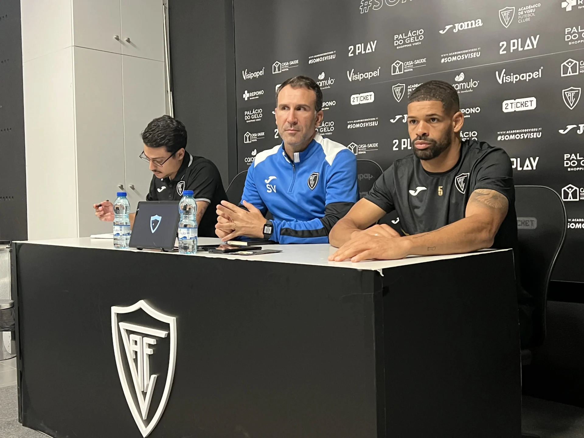 Académico Ségio Vieira E Pedro Barcelos Na Comnferência De Imprensa