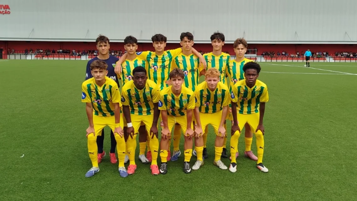 Futbeol Nacional De Iniciados Entrada Em Grande Do Cd Tondela Foto Cdt