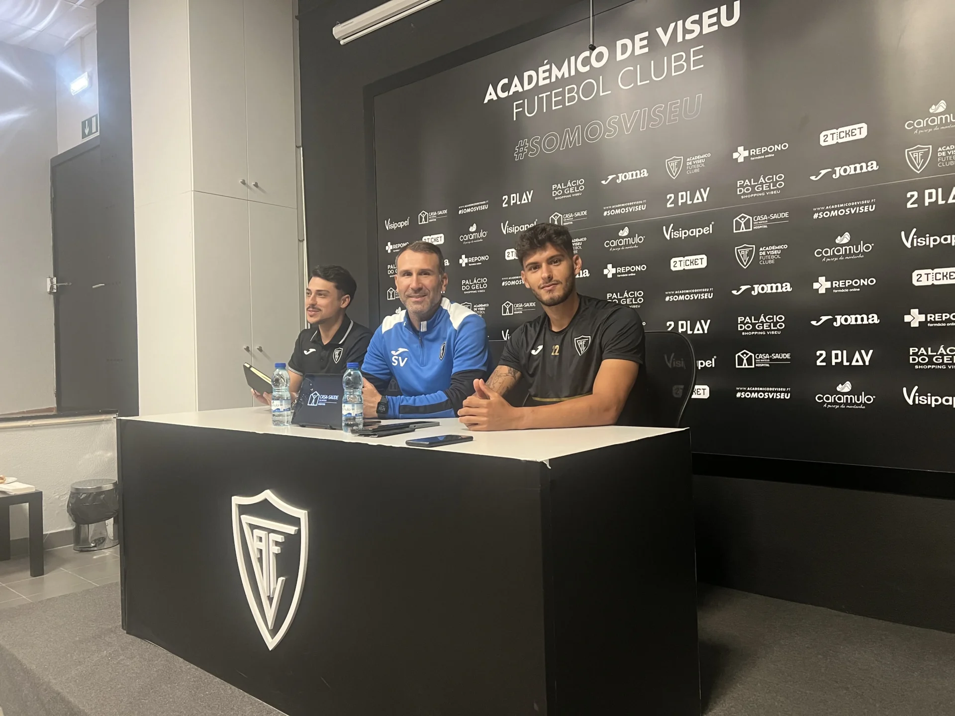 Treinador Sérgio Vieira E O Jogador Nils Mortimer Acreditam Na Vitória Frente à Oliveirense Foto Silvino Cardoso