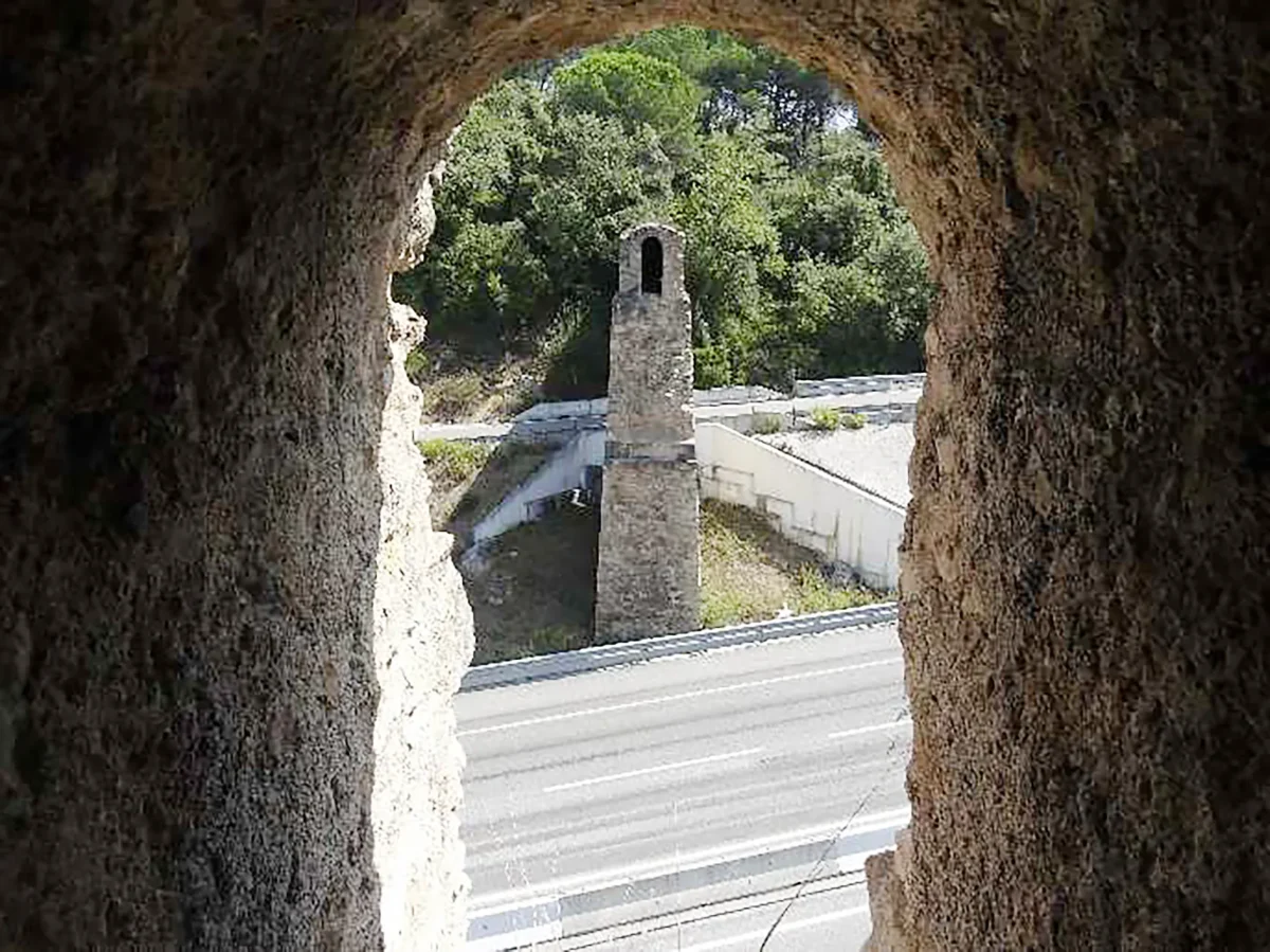 Galeria interrompida de um dos dois aquedutos de Santa Clara 