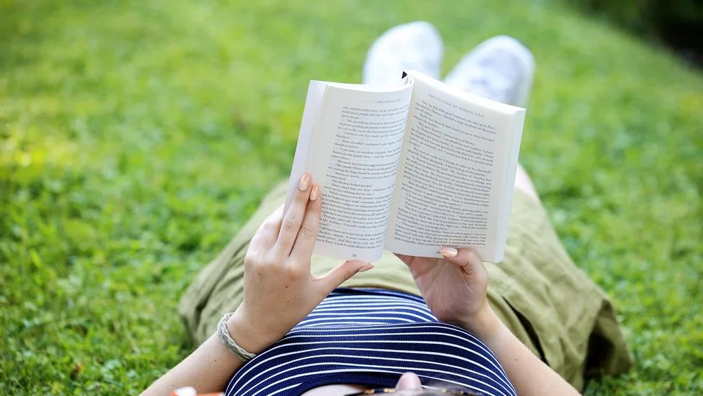 Menina Com Livro Lusa