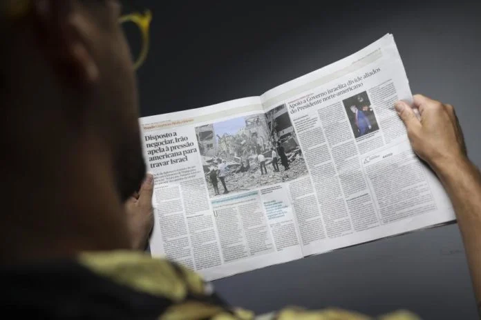 Pessoa A Ler Um Jornal