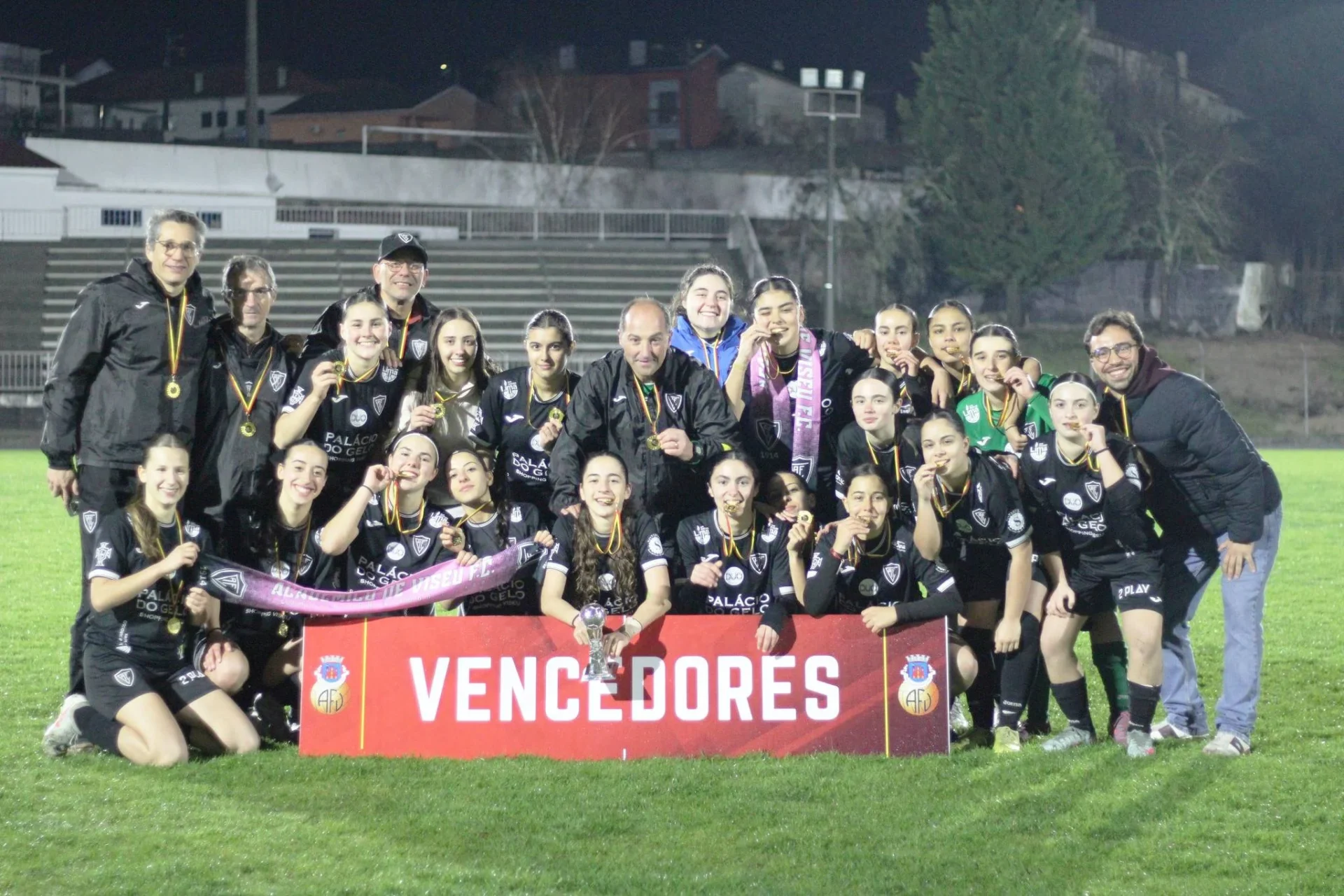 Futebol Feminino A Equipa Do Académico Fez A Festa Da Conquista Da Taça