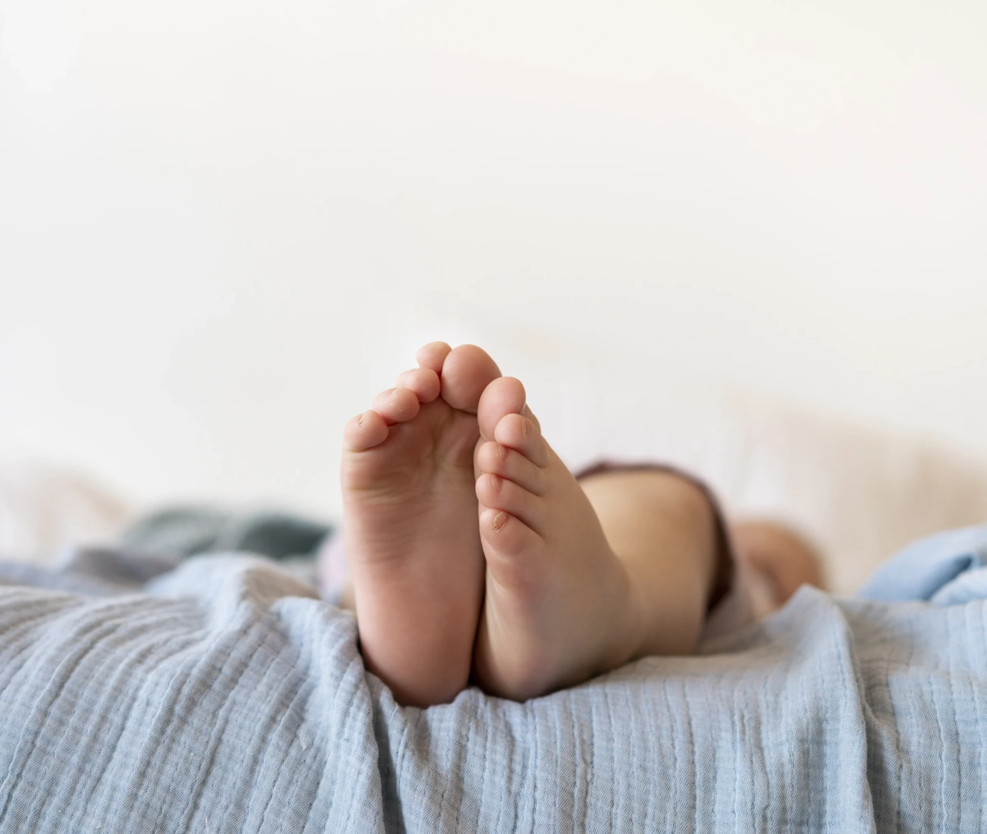 Pés De Bebé Na Cama