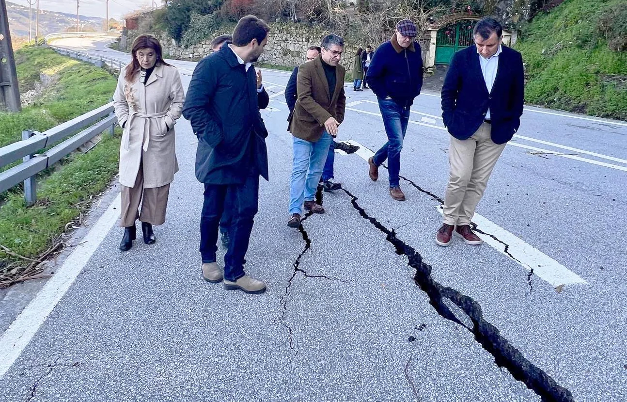 Estrada Rachada 222