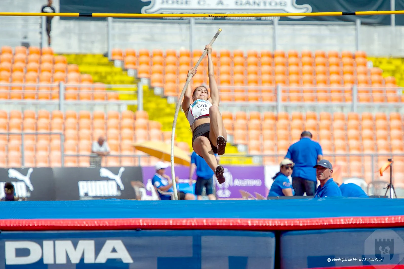 Atletismo Fase Distrital De Viseu Em Altos Com Vara Saltos Decorrem Em Távua Foto Dr