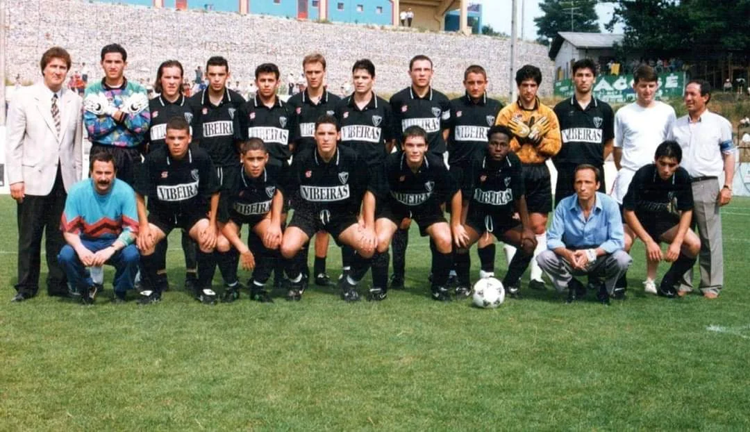 Futebol Equipa Que Há 30 Anos Assistou A élite Do Futebol Futebol Júnior Nacional Foto Dr