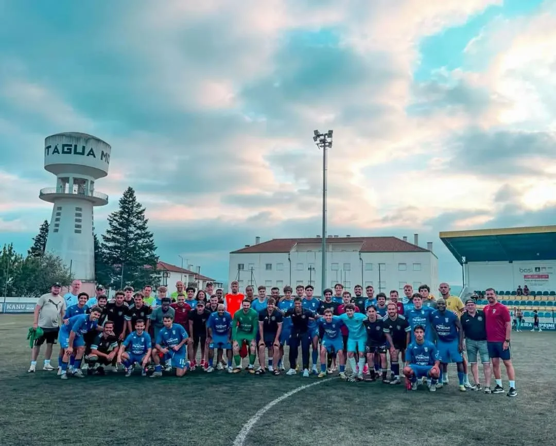 Futebol Equipas Em Foto Conjunta No Fim Do Encontro Em Mortágua Foto Mfc