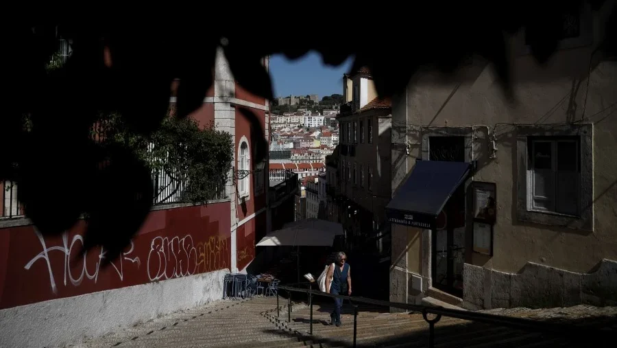 Senhora A Subir Escadas Rua