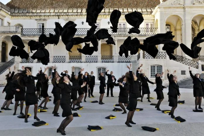 Estudantes Trajados Uc