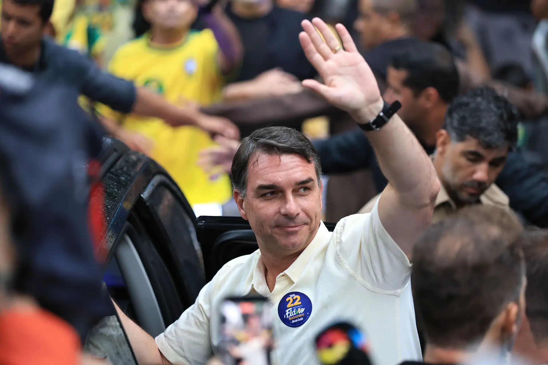 Flávio Bolsonaro Fugiu Do Brasil