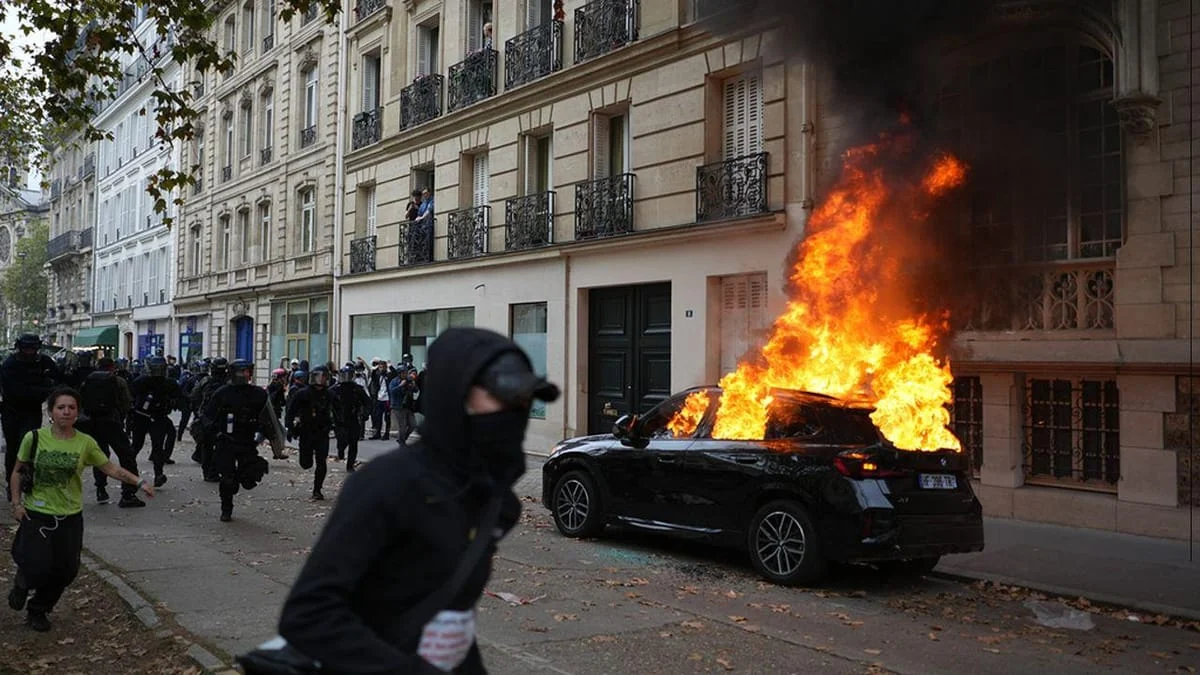 França Manif Explosões Carros A Arder